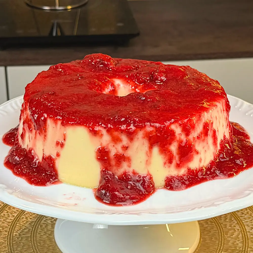 Pudim de Chocolate Branco com Morango